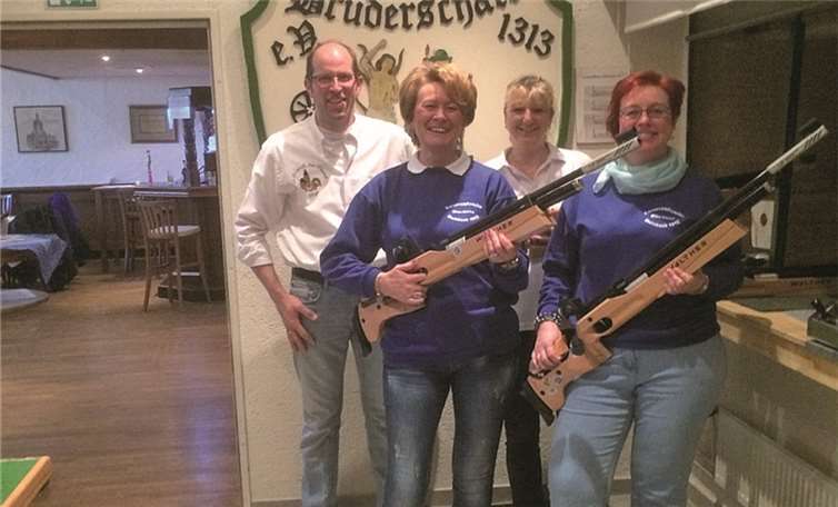 Schießmeister Rolf Mahlberg mit einigen Teilnehmerinnen. privat