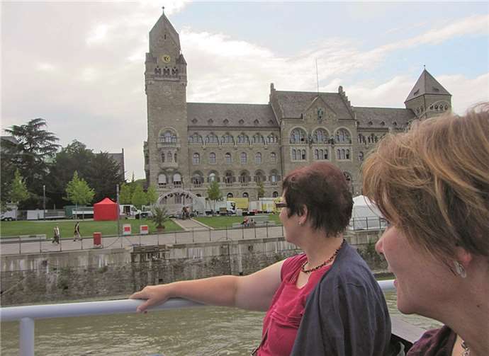 Schifffahrt auf dem Rhein bei herrlichem Sonnenwetter.