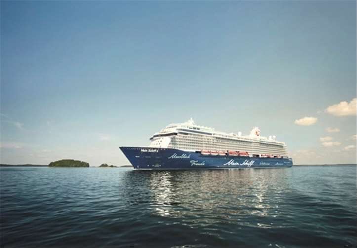 Schifffreunde kommen mit TUI Cruises auf der „Mein Schiff“ in einen wahren Kreuzfahrtgenuss.Berge & Meer Touristik GmbH