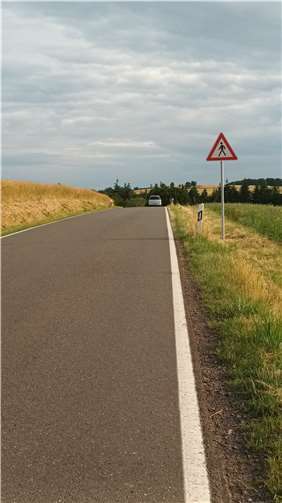 Schild: Fußgänger achten.