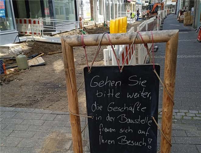 Schild an der Baustelle in der Ahrweiler Niederhut.  Foto: GS