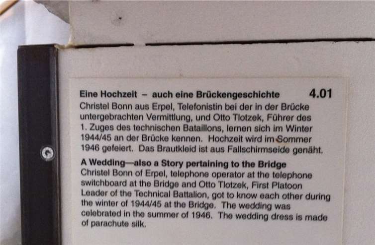 Schild aus dem Friedensmuseum Brücke von Remagen, das die ehestiftende Wirkung der Brücke dokumentiert.