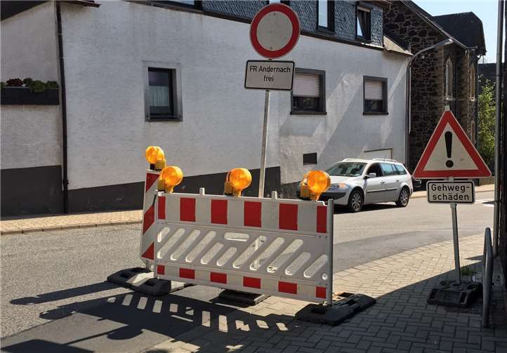 Schilder allein reichen nicht, um den Schwerlastverkehr umzulenken.Quelle: SPD Andernach-Eich
