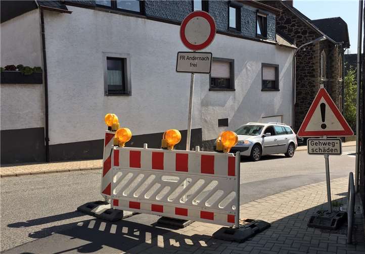 Schilder allein reichen nicht, um den Schwerlastverkehr umzulenken.Foto: privat