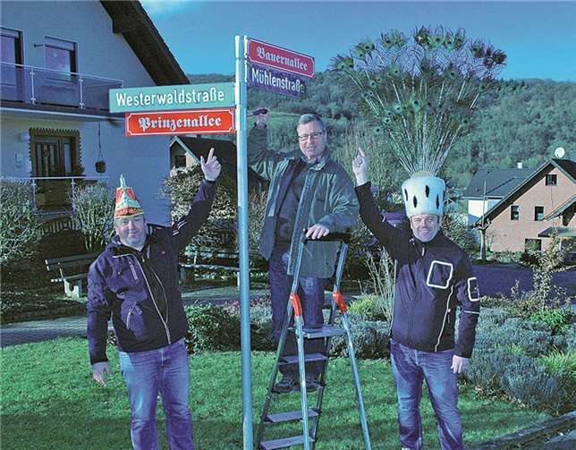 Schildermontage: Prinz Michael (Giehl), der ehemalige Ortsvorsteher Bernd Kriechel und Bauer Jörg Schneider.