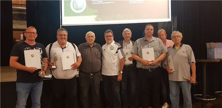 Schiri-Chef Günter Gertmann (Mitte) und Kreisvorsitzender Guido Fuchs (2.v.r.) überreichten den Schiedsrichtern (v.l.) Frank Heinen, Uwe Pommer, Alfons Bogolowski, Peter Fuchs, Timo Barckow und Lutz Rödiger die „Ehrenpfeife“ des Kreises. Fotos: FVM