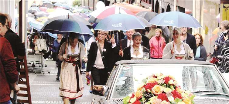 Schirme verhinderten, dass der Regen den Wein in den Gläsern verwässerte.DL
