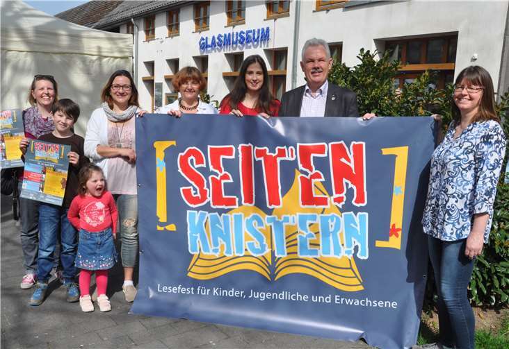 Schirmherr Bürgermeister Stefan Raetz, Veranstalter und Kooperationspartner präsentieren „Seitenknistern“.  privat