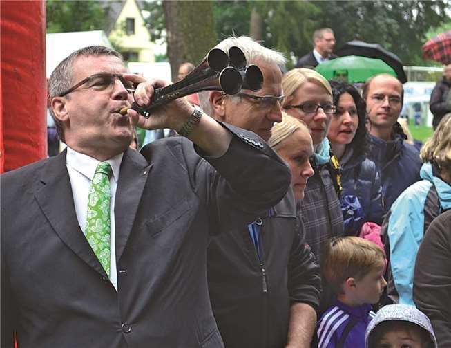 Schirmherr Dr. Alexander Saftig blies aus voller Lunge zum Start.