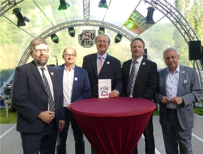 Schirmherr Dr. Karl Graf zu Eltz eröffnete zusammen dem Vereinsvorsitzenden Jan Hagen und der Politprominenz den Festakt zum 100. Gründungsjubiläum des FSV Eltz Moselkern. Fotos: TE