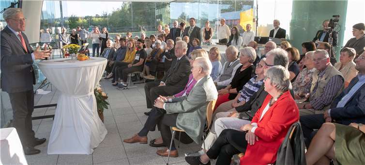 Schirmherr Dr. Norbert Röttgen (links) lobte die hohe Qualität der Arbeiten, die für den zehnten Rheinbacher Glaskunstpreis eingereicht worden waren.
