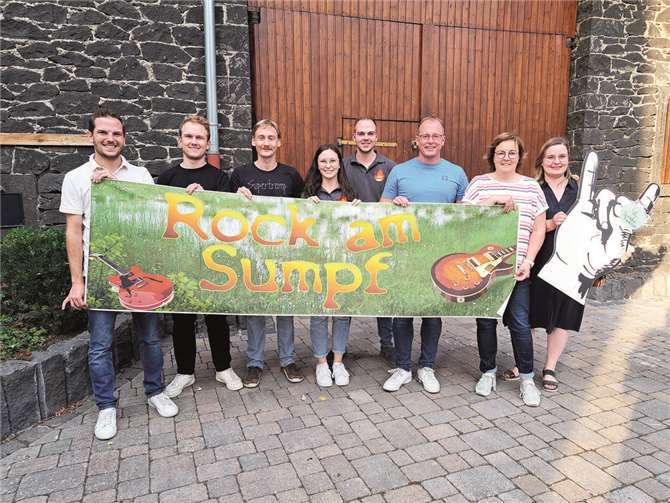 Schirmherr Jörg Lempertz (3.v.rechts) und Ortsbürgermeister Lukas Ellerich freuen sich gemeinsam mit den Veranstaltern auf den 13. September in Thür.  Foto: FRE