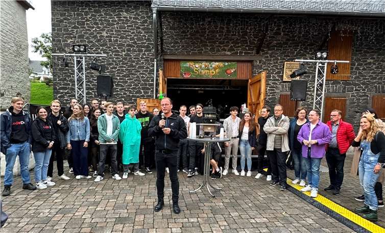 Schirmherr Jörg Lempertz, Bürgermeister VG Mendig, eröffnete das Benefizfestival mit einem großen Dankeschön an die Organisatoren der Veranstaltung „Rock am Sumpf“: „Diese Veranstaltung von der Jugend, für die Jugend zeigt, wie erfolgreich und nachhaltig ein junges Team der Pfarreiengemeinschaft gemeinsam mit jungen Musikern für einen guten Zweck Großartiges erreichen.“