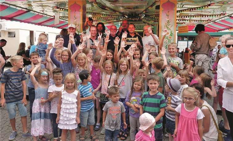 Schirmherr Jörg Lempertz, Pastor Stephan Augst, der Ehrenvorsitzende Roman Eultgen und der Vorstand der Kirmesgesellschaft verteilten am Autoscooter Freifahrtchips an die Kids.
