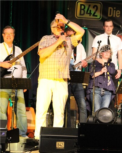 Schirmherr Karl-Heinz Wölbert erhob sein Glas auf einen Stimmungsvollen Abend.