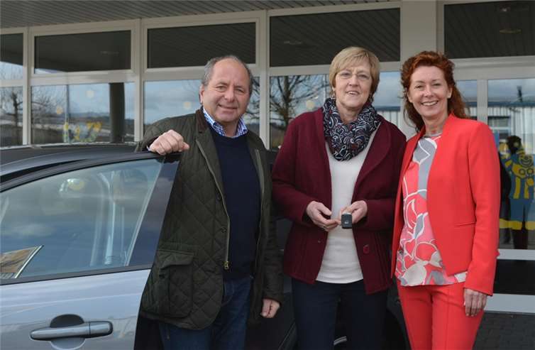 Schirmherr Klaus Ludwig (1.v.l.) konnte gemeinsam mit der Vorsitzenden des Bunten Kreis Rheinland, Inka Orth ( 1.v.r.), der GewinnerinMargarethe Eekhoff (Mitte) die Schlüssel für den Volvo V40 übergeben.