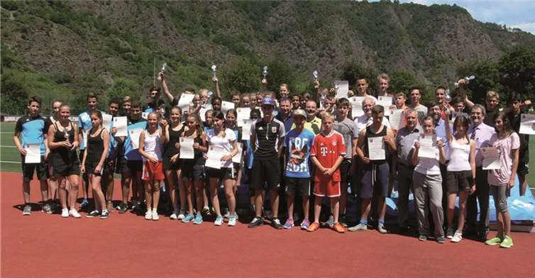Schirmherr Landrat Manfred Schnur überreichte abschließend Urkunden und Pokale an die siegreichen Teilnehmer.TE