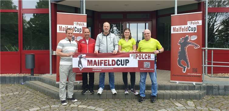 Schirmherr Maximilian Mumm und TG Vorsitzender Ralf Schlich freuen sich mit Markus Schulte, Ellen Klöckner und Michael Loch auf das bevorstehende Badminton-Highlight.  Foto: M. Schulte