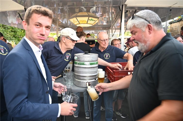 Schirmherr Nicolas Junglas (links) zeigte sich beim Fassanstich äußerst schlagsicher. Assistiert wurde er von Stadtbürgermeister Achim Grün. Fotos: Stefan Schmitz