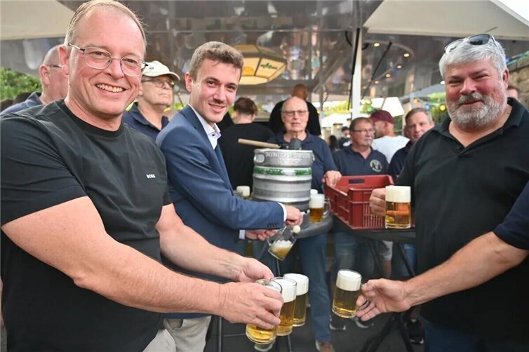 Schirmherr Nicolas Junglas (links) zeigte sich beim Fassanstich äußerst schlagsicher. Assistiert wurde er von Stadtbürgermeister Achim Grün und VG-Bürgermeister Jörg Lempertz.