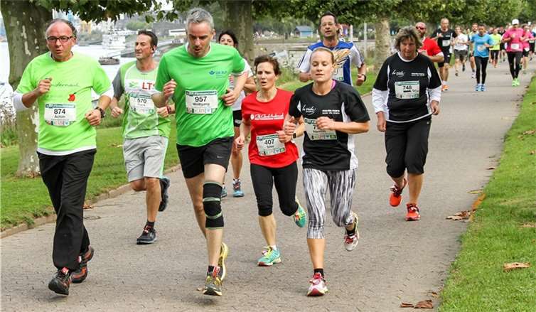 Schirmherr OB Achim Hütten (Startnummer 874) beim Firmenlauf 2015 in Andernach. eventfotografie24