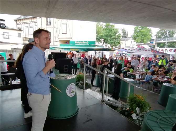 Schirmherr Oberbürgermeister David Langer eröffnete das 13. Bürgerfest in Lützel auf dem Schüllerplatz. Foto: Stadtgrün Lützel / Michaela Wolff