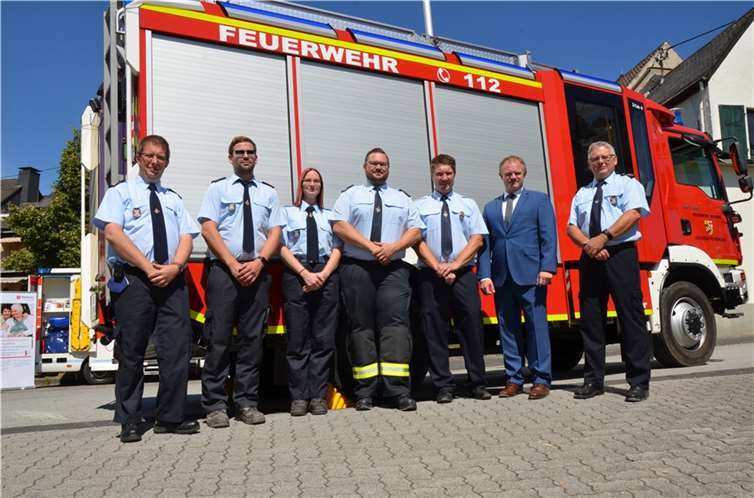 Schirmherr Oberbürgermeister Jan Einig zeichnete die Kameradin Jasmin Gries und den Kameraden Jan Rübel für zehn Jahre sowie die Kameraden Dominic Zaddach und Oliver Bauer für 15 Jahre Dienst in der Feuerwehr aus. Quelle: Förderverein Feuerwehr Feldkirchen e.V.