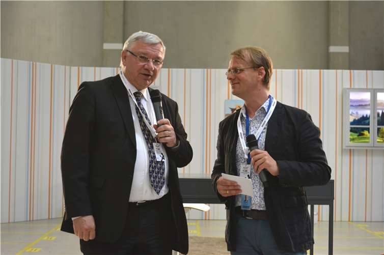 •Schirmherr Oberbürgermeister Prof. Dr. Joachim Hofmann-Göttig (li.) und Stephan Eichenseher von Amazon.