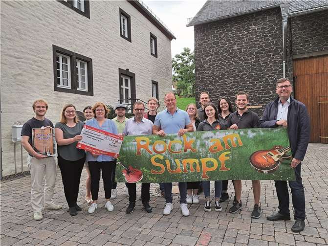 Schirmherr VG-Bürgermeister Jörg Lempertz (Mitte) und sein Vorgänger im Amt des Schirmherrn, Wolfgang Treis, Präsident der SGD Nord (links daneben) freuen sich gemeinsam mit den Veranstaltern auf den 01. September in Thür.  Fotos: FRE