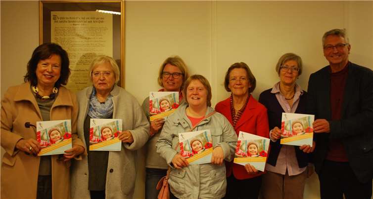 Schirmherrin Ilka von Boeselager (li.) bei der symbolischen Übergabe von 8.000 Euro an Zuschüssen durch die Stiftung Integrative Behindertenarbeit.
