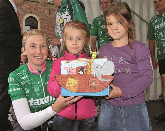 Schirmherrin Petra Behle und ihre Mitstreiter freuen sich schon auf die kleinen Geschenke, die die Kinder an den Halteorten der Tour gebastelt haben. privat