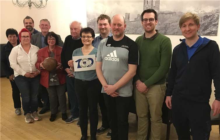 Schirmherrin und Ortsbürgermeisterin Rita Hirsch (5. v. l.) präsentiert den Jubiläums-Retro-Ball, Sabine Vogt (5. v. r.) das Jubiläumslogo, die überwiegend in ihren Funktionen bestätigten Vorstandsmitglieder (v.l.): Gisela Einig, Myriam Krämer, Selcuk Zengin, Lothar Kalter, Hans-Josef Pinetzki, Thomas Rinke, Ingo Menz, Sebastian Neises und Martin Schleich.Foto: privat