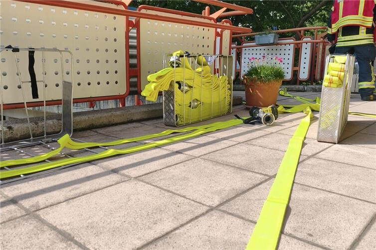 Schläuche und Ausrüstung der Feuerwehr liegen für den Einsatz bereit.