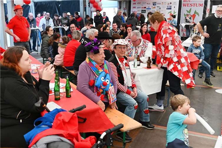 „Schlag die Möhre“ bot Spaß für alle Altersklassen.  Foto: RASCH