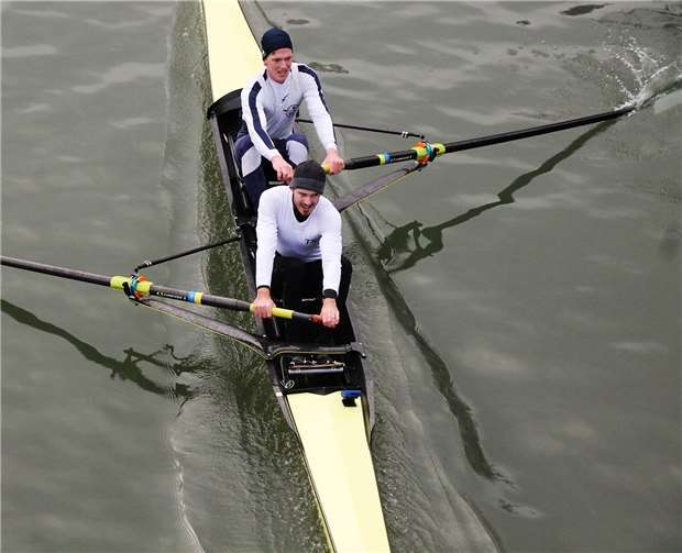 Schlagmann Alexander Diedrich von der RG Treis-Karden (unten) und Felix Brummel vom RV Münster auf dem Weg zum Ziel mit der schnellsten Zeit aller gestarteter Boote. Eindrucksvoll stellten sie dabei ihre effektive Rudertechnik unter Beweis.Kreimeyer