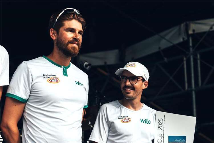 Schlagmann Theis Hagemeister (l.) und Steuermann Jonas Wiesen (r.) des Deutschlandachters mit der Siegertrophäe des Langstreckenrennens des Netz-Cups über 12,7 Kilometer, dem „härtesten Achterrennen der Welt“. Foto: Lennart Heyduck