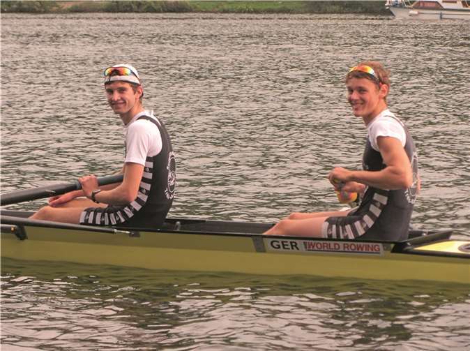 Schlagmann Tim Bier und Jonathan Müller überzeugten im Zweier ohne, der technisch schwierigsten Bootsklasse. Mit deutlichem Vorsprung fuhren sie vor den Booten aus Koblenz und Trier über die Ziellinie.privat