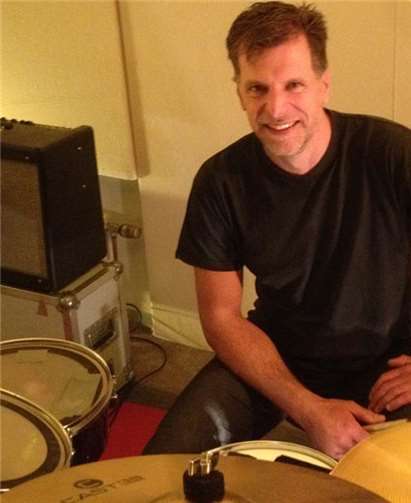 Schlagzeuger Alexander Sauerländer schuf zusammen mit Sprachkünstlerin Howard eine ganz besondere Atmosphäre. Stadt Neuwied