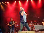 Schlagzeuger 'Four Hand Shakin' Ralle' von den Wild Bobbin' Baboons mit einer Ge...