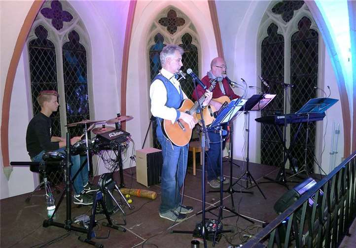 Schlagzeuger Jonas Becker und die Gitarristen Hans Baulig und Herbert Anheier bilden die Gruppe Brennessel. Günther Mallmann