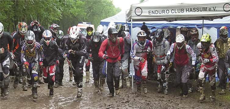Schlamm so weit das Auge reicht - bei matschigen Anfahrten stießen so manche an ihre Grenzen. privat