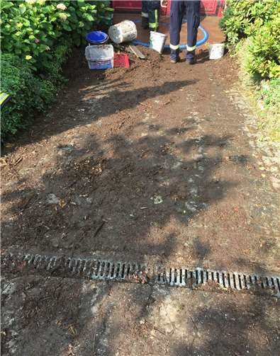 Schlamm und Schmutz musste beseitigt werden.