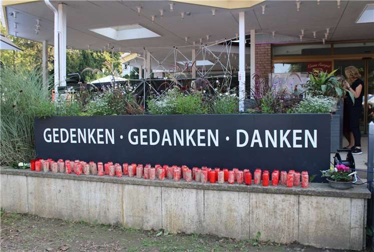 Schlammverschmierte Kerzen erinnerten an die Flutopfer.