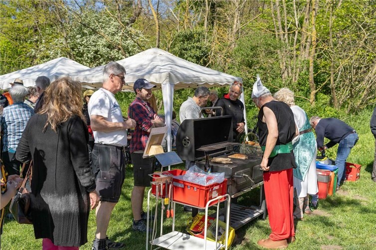 Schlange am Grill