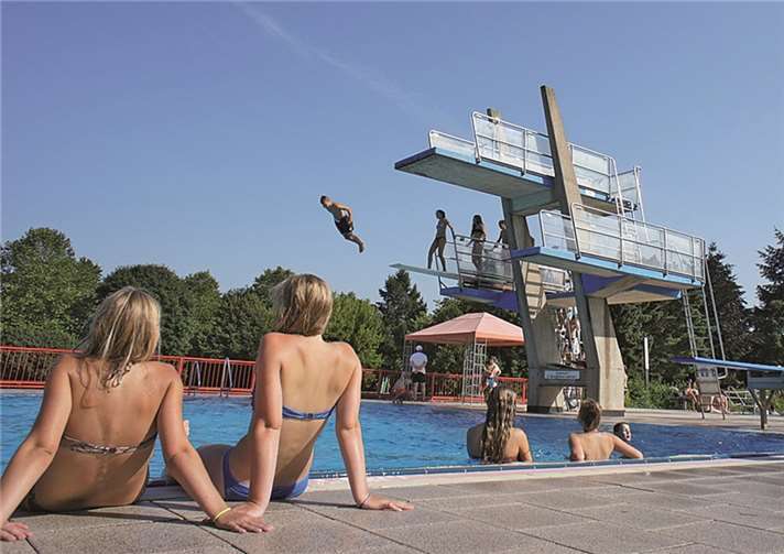 Schlange standen einige am Sprungturm, der ständig auch Publikum anzog.SI