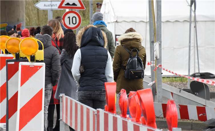 Schlange stehen an der Fieberambulanz neben dem Stadion Oberwertht in Koblenz