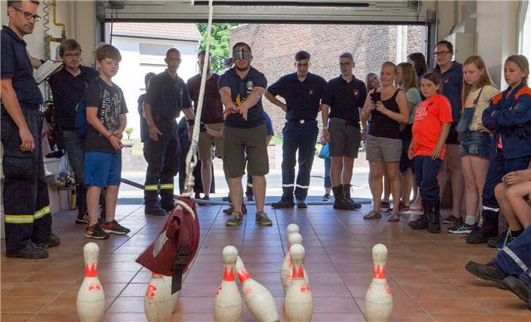 Schlauchkegel war eine der Disziplinen, die auch die Betreuer der Jugendfeuerwehr noch absolvierten.