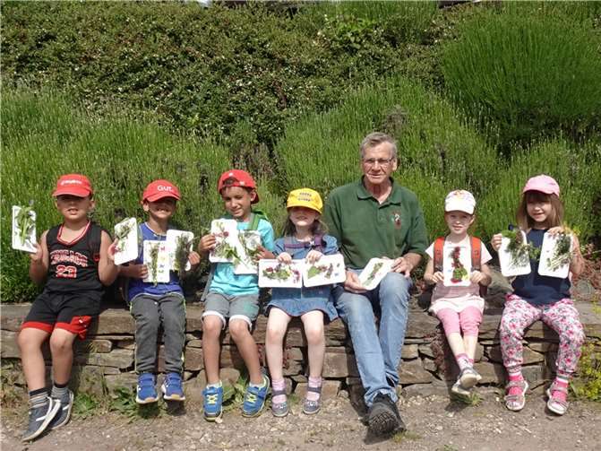 Schlaueulen mit ihren Kunstwerken. Foto: privat