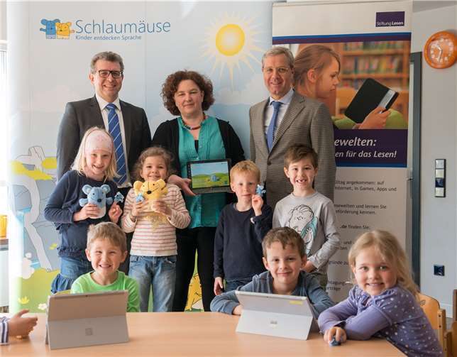 Schlaumäuse zu Besuch in Rheinbach, MdB Dr. Norbert Röttgen übergibt Lernsoftware. Privat