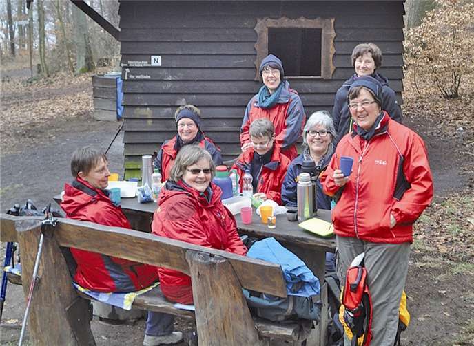 Schlechtes Wetter, gute Laune: Die Frauen aus Alken bei einer Rast.privat